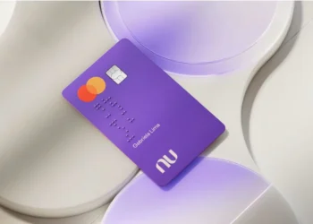 Cartão de crédito do Nubank, com design roxo e logo visível, representando a oferta de crédito fácil e empréstimos.
