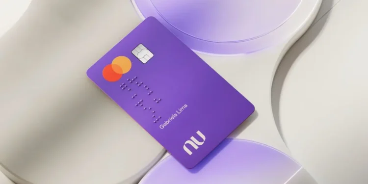 Cartão de crédito do Nubank, com design roxo e logo visível, representando a oferta de crédito fácil e empréstimos.
