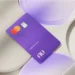 Cartão de crédito do Nubank, com design roxo e logo visível, representando a oferta de crédito fácil e empréstimos.
