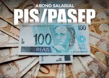 "Nota de R$ 100 com outras cédulas de reais ao fundo, representando o abono salarial do PIS/PASEP."
