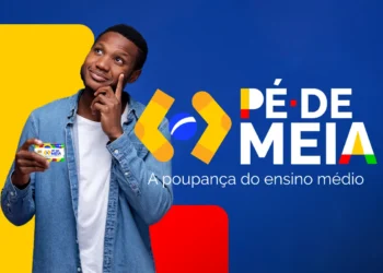 Homem segurando o cartão do programa Pé-de-Meia e pensando, com fundo colorido, ilustrando a questão sobre o pagamento não liberado em 2026.
