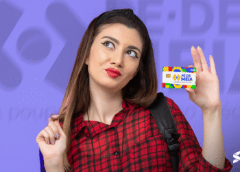 Estudante segurando cartão do programa Pé-de-Meia com fundo roxo.