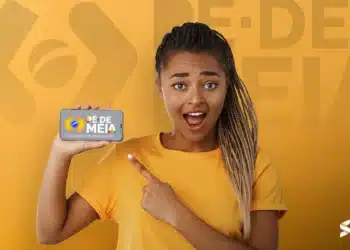 "Mulher segurando um celular com o logo do Pé-de-Meia, destacando a liberação do pagamento de R$ 200."