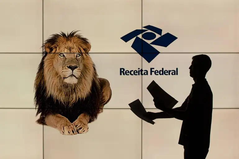 Homem segurando papéis em frente ao logo da Receita Federal e imagem de leão, simbolizando o Imposto de Renda