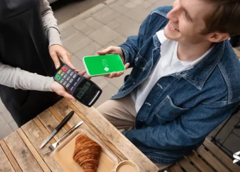 Pessoa utilizando QR Code Pix para realizar um pagamento, mostrando praticidade e agilidade