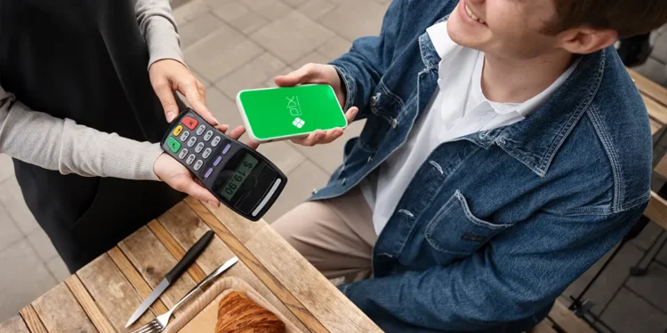 Pessoa utilizando QR Code Pix para realizar um pagamento, mostrando praticidade e agilidade