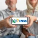 Casal segurando celular com a logo do INSS, ilustrando como simular aposentadoria pelo Meu INSS.
