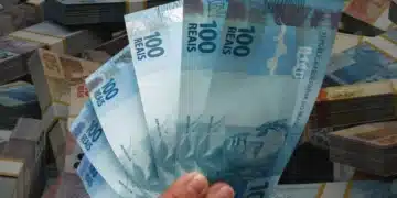 Notas de 100 reais em destaque representando antecipação de salário via Pix com o PicPay