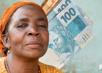 Mulher idosa com expressão serena e notas de 100 reais ao fundo, ilustrando a Aposentadoria Especial e os benefícios financeiros.