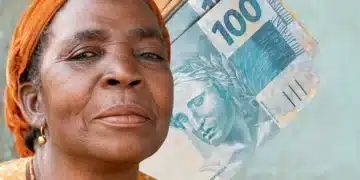Mulher idosa com expressão serena e notas de 100 reais ao fundo, ilustrando a Aposentadoria Especial e os benefícios financeiros.