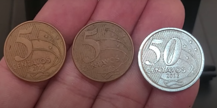 "As 3 moedas mais valiosas do real: 5 centavos de 2006, 5 centavos de 2005 e 50 centavos de 2012 (moeda híbrida).