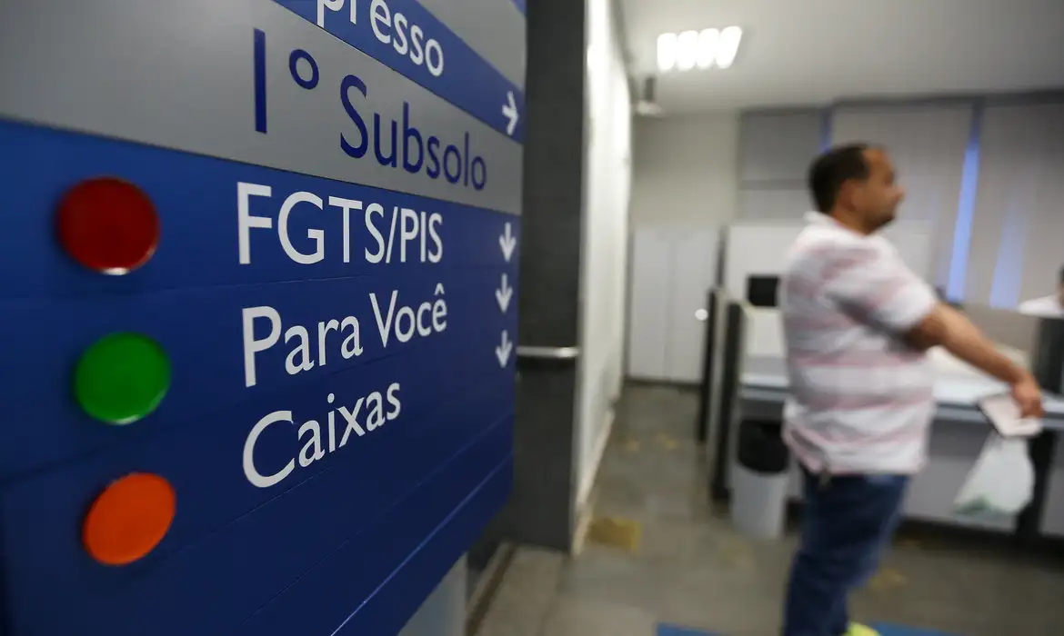 "Imagem de uma placa de sinalização na Caixa Econômica, indicando a área de atendimento para FGTS/PIS."