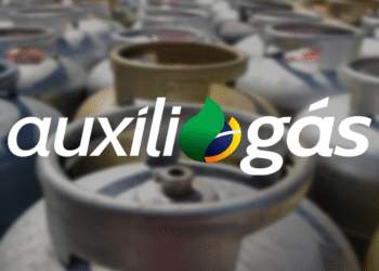 Logo do programa Auxílio Gás com botijões ao fundo desfocados