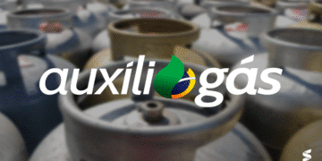 Logo do programa Auxílio Gás com botijões ao fundo desfocados