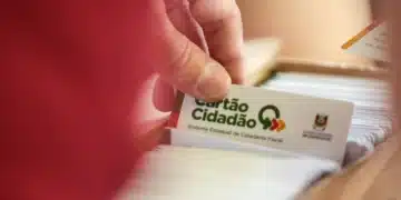 Cartão Cidadão sendo retirado para o feriado de 1º de maio