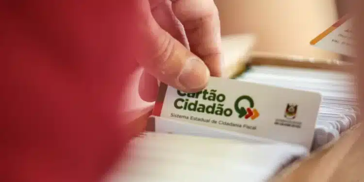 Cartão Cidadão sendo retirado para o feriado de 1º de maio
