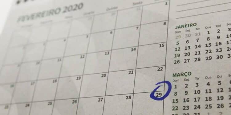Calendário com o dia 29 de fevereiro circulado, destacando regras e datas importantes
