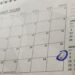 Calendário com o dia 29 de fevereiro circulado, destacando regras e datas importantes