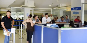 Pessoas aguardam atendimento em agência do INSS.