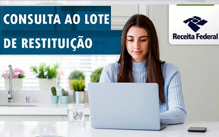 Mulher acessando site da Receita Federal para consultar status da restituição do IR 2025