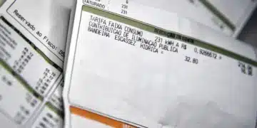 Fatura de energia elétrica com destaque para o consumo e bandeira tarifária.