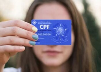 Pessoa segurando o cartão do CPF, simbolizando o programa de CPF na nota fiscal.