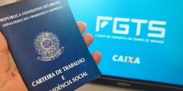 Carteira de trabalho com tela de fundo exibindo o logo do FGTS e Caixa Econômica