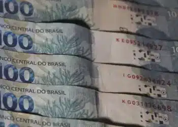 Notas de R$ 100,00 empilhadas, simbolizando o valor de devolução do ICMS Linha Branca, até R$ 1.500.