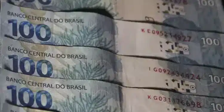 Notas de R$ 100,00 empilhadas, simbolizando o valor de devolução do ICMS Linha Branca, até R$ 1.500.