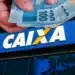 Fachada da Caixa Econômica Federal com destaque para dinheiro em espécie representando empréstimo rápido