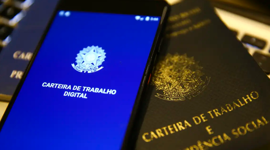 Carteira de Trabalho Digital e física, com a informação sobre o FGTS liberado para trabalhadores de abril.