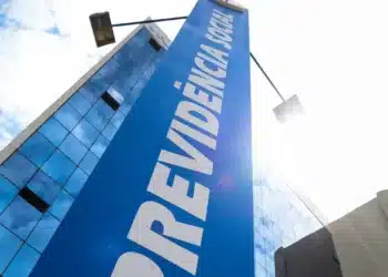 Fachada de prédio da Previdência Social com letreiro em destaque, simbolizando o INSS