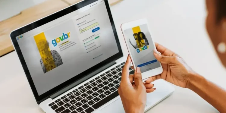 "Pessoa acessando o portal gov.br no celular e no computador, representando a atualização cadastral para acesso a benefícios."