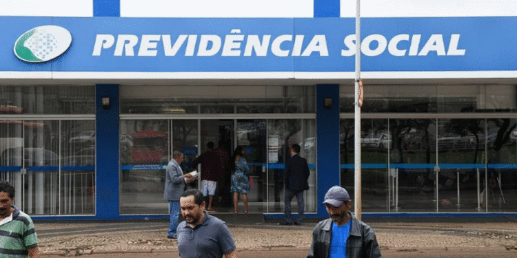 Imagem de uma agência da Previdência Social com pessoas entrando e saindo, ilustrando as ações do Governo para reduzir as filas do INSS.