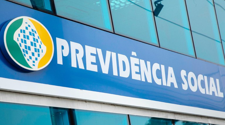 Fachada de prédio da Previdência Social com logo e letreiro visíveis.