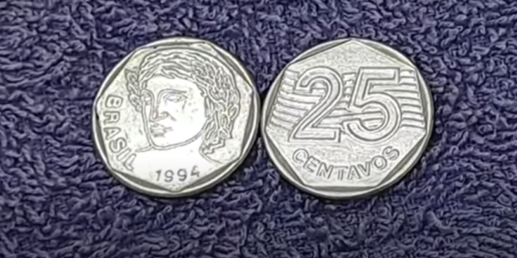 Moeda de 25 centavos com erro de cunho trocado, tornando-se uma peça rara e valiosa no mercado numismático.
