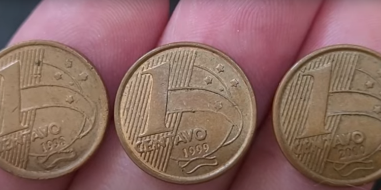 Moedas de 1 centavo de 1998, 1999 e 2000, peças raras e valiosas devido à sua tiragem limitada.