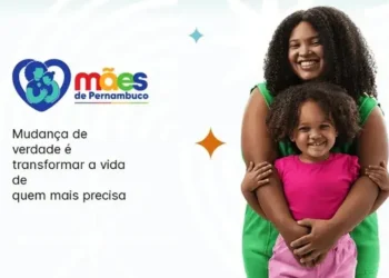 Mãe e filha sorrindo, representando o programa Mães de Pernambuco.