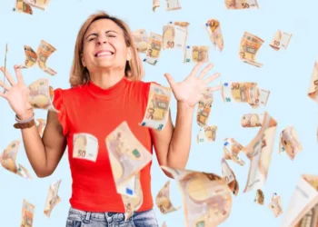 Mulher sorrindo com dinheiro caindo ao seu redor, representando a oportunidade de ganhar prêmios em dinheiro na Nota Premiada Bahia.