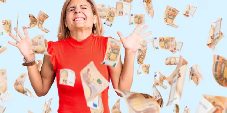 Mulher sorrindo com dinheiro caindo ao seu redor, representando a oportunidade de ganhar prêmios em dinheiro na Nota Premiada Bahia.