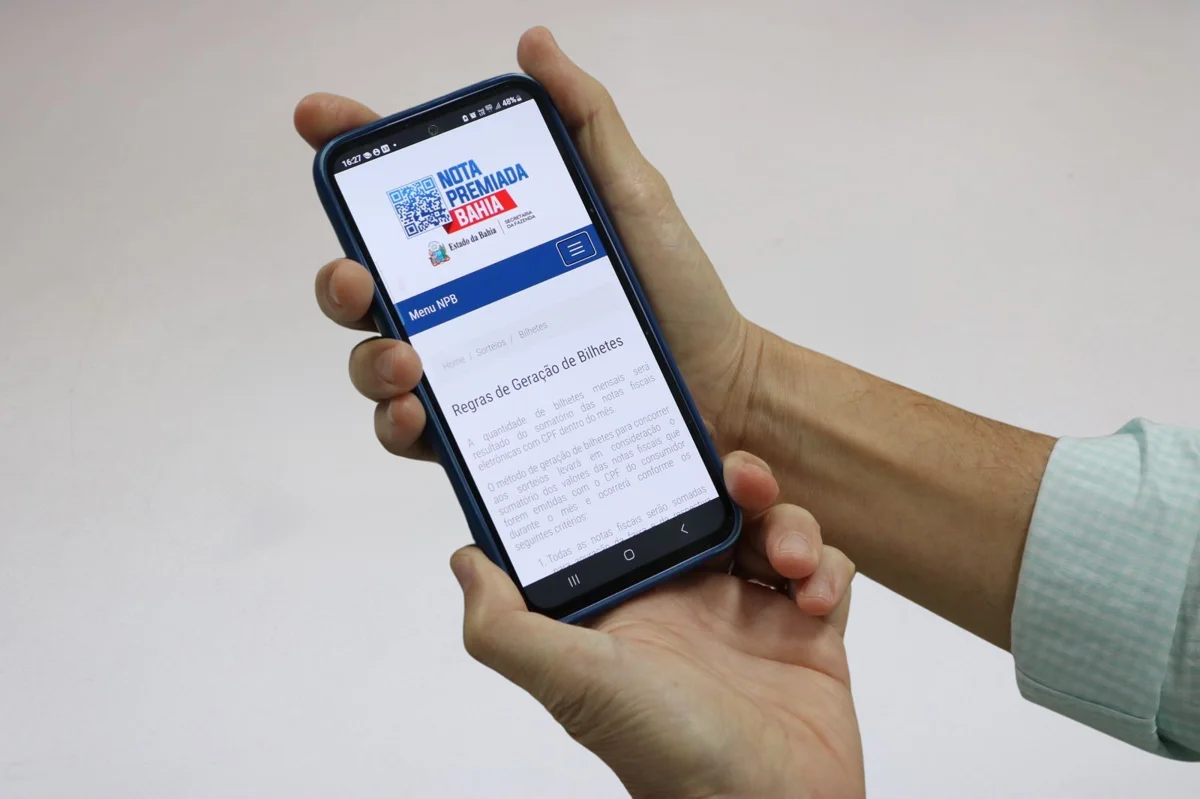 Usuário acessando o site da Nota Premiada Bahia através de um smartphone.