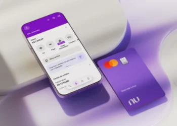 Aplicativo Nubank e cartão físico exibidos sobre fundo moderno em tons de roxo.
