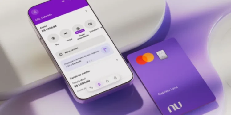 Aplicativo Nubank e cartão físico exibidos sobre fundo moderno em tons de roxo.