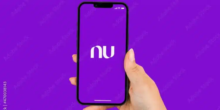 Mão segurando um smartphone exibindo o logotipo do Nubank com um fundo roxo.