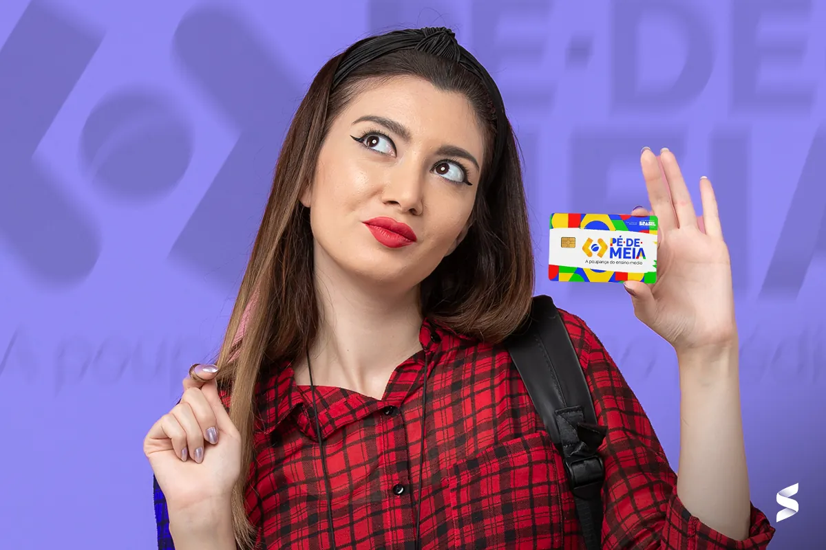 Estudante segurando cartão do programa Pé-de-Meia, ilustrando os benefícios financeiros oferecidos aos estudantes.