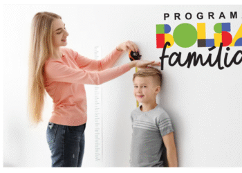 Pesagem obrigatória do Programa Bolsa Família, com uma criança sendo medida por um adulto em ambiente de saúde.