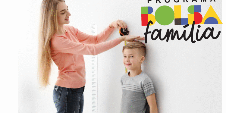 Pesagem obrigatória do Programa Bolsa Família, com uma criança sendo medida por um adulto em ambiente de saúde.