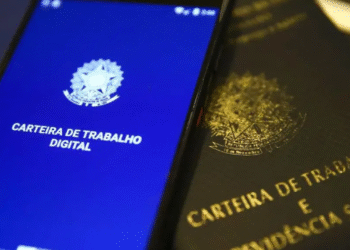 Imagem da Carteira de Trabalho Digital e física, com destaque para o título 'Carteira de Trabalho Digital' na tela do celular, representando o processo de consulta aos pagamentos do PIS/PASEP 2025.