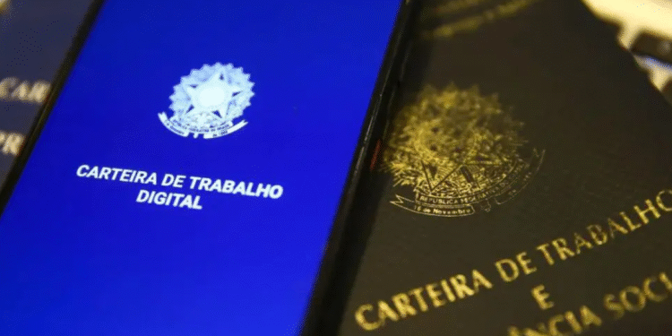 Imagem da Carteira de Trabalho Digital e física, com destaque para o título 'Carteira de Trabalho Digital' na tela do celular, representando o processo de consulta aos pagamentos do PIS/PASEP 2025.