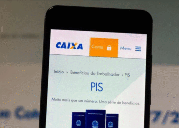 Tela de smartphone mostrando a página de PIS no site da Caixa Econômica Federal, com informações sobre o calendário de pagamento.